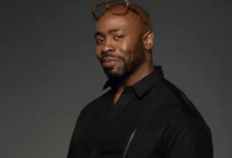 Stephen Conrad Moore (Oliver Grayson) <br> Série: The Bold Type